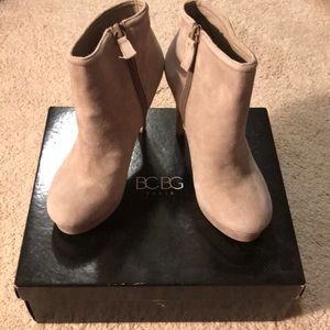 Size 7M BCBG Paris Platform bootie in beige suede